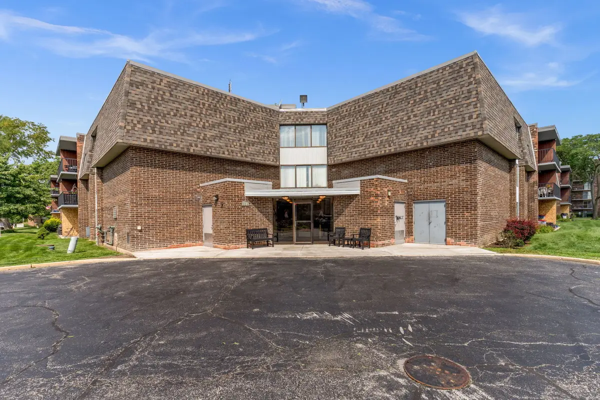 924 S Lake Court #105, Westmont, IL 60559 - #1