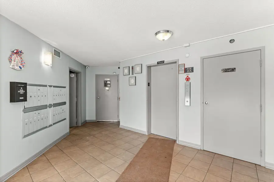 924 S Lake Court #105, Westmont, IL 60559 - #3