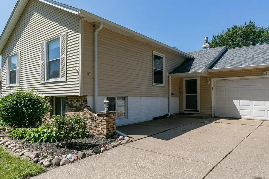 5710 N Fillmore Street, Davenport, IA 52806 - #3