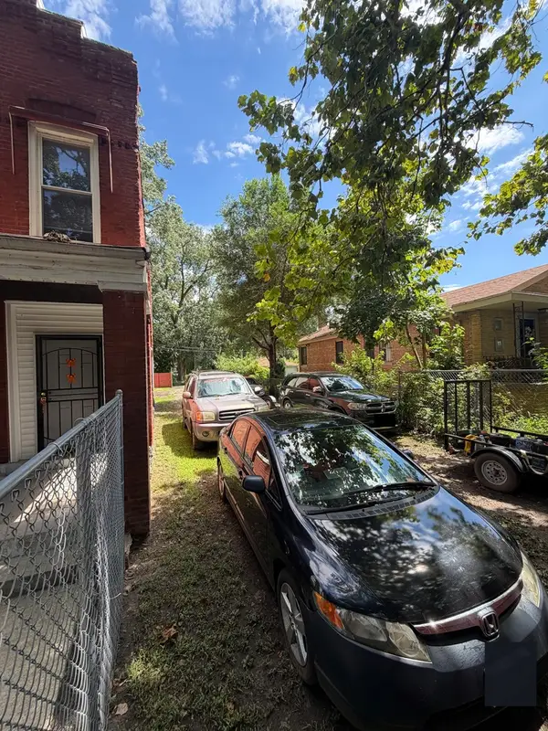 8235 S Marquette Avenue, Chicago, IL 60617