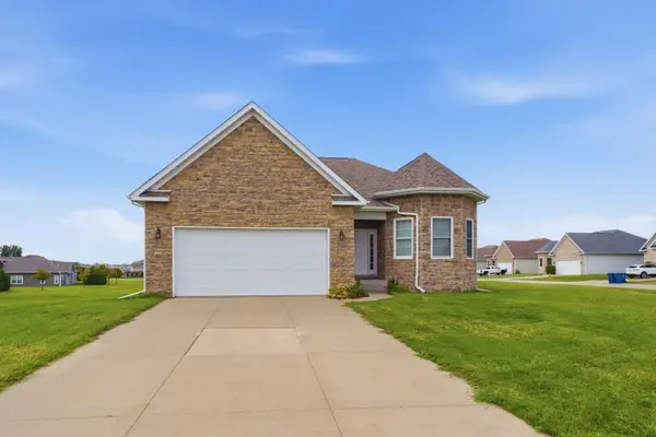 63 Cobblestone Lane, Leclaire, IA 52753