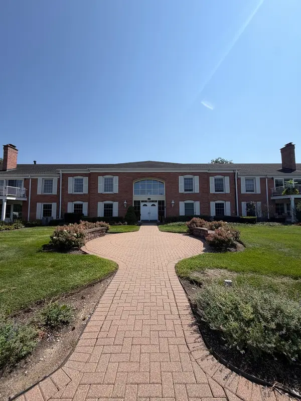 124 Carriage Way Drive #209B, Burr Ridge, IL 60527