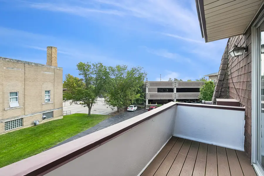 350 Brainerd Avenue #1B, Libertyville, IL 60048 - #2