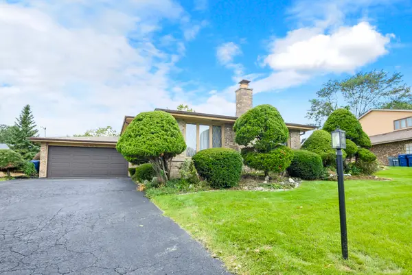 8024 Baldwin Trail, Hickory Hills, IL 60457