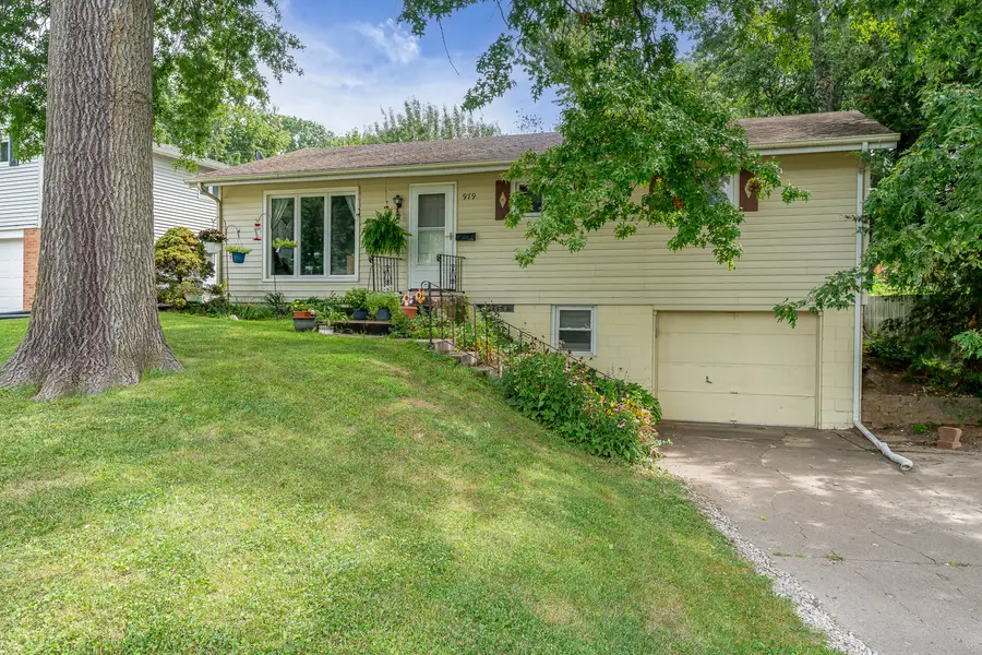 979 N Lincoln Avenue, Davenport, IA 52804 - #2