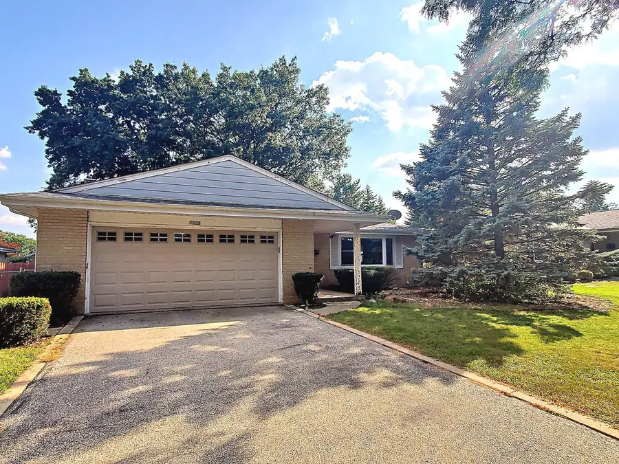 1221 W Lonnquist Boulevard, Mount Prospect, IL 60056 - #2