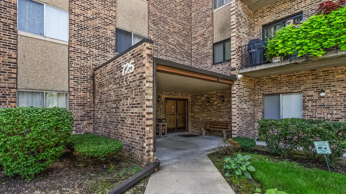 725 W Huntington Commons Road #104, Mount Prospect, IL 60056 - #1