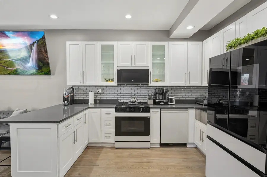 231 E 59th Street #1, Chicago, IL 60637 - #3