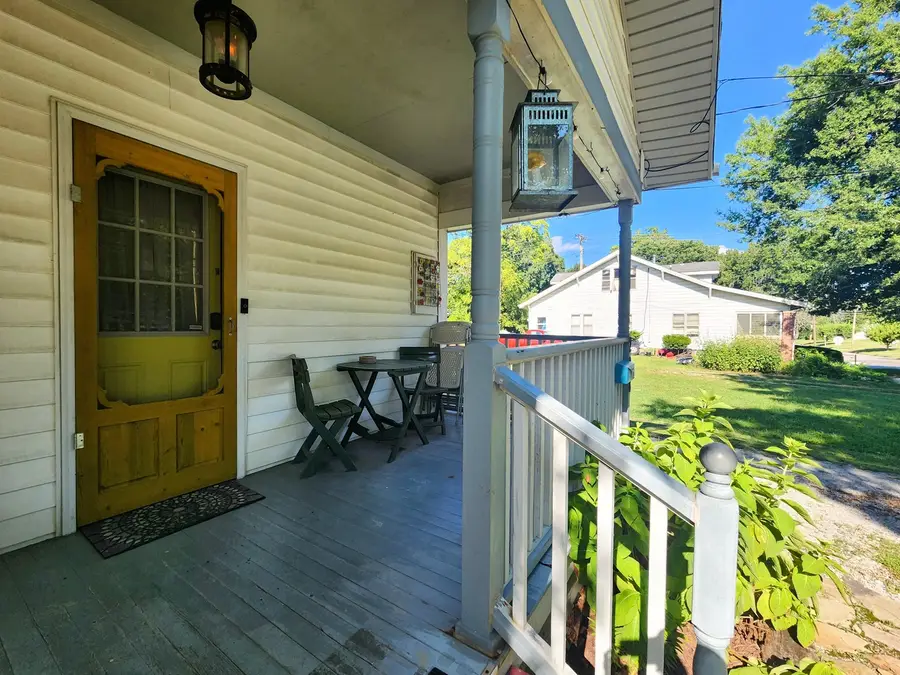 208 E Oak Street, Carbondale, IL 62901 - #2