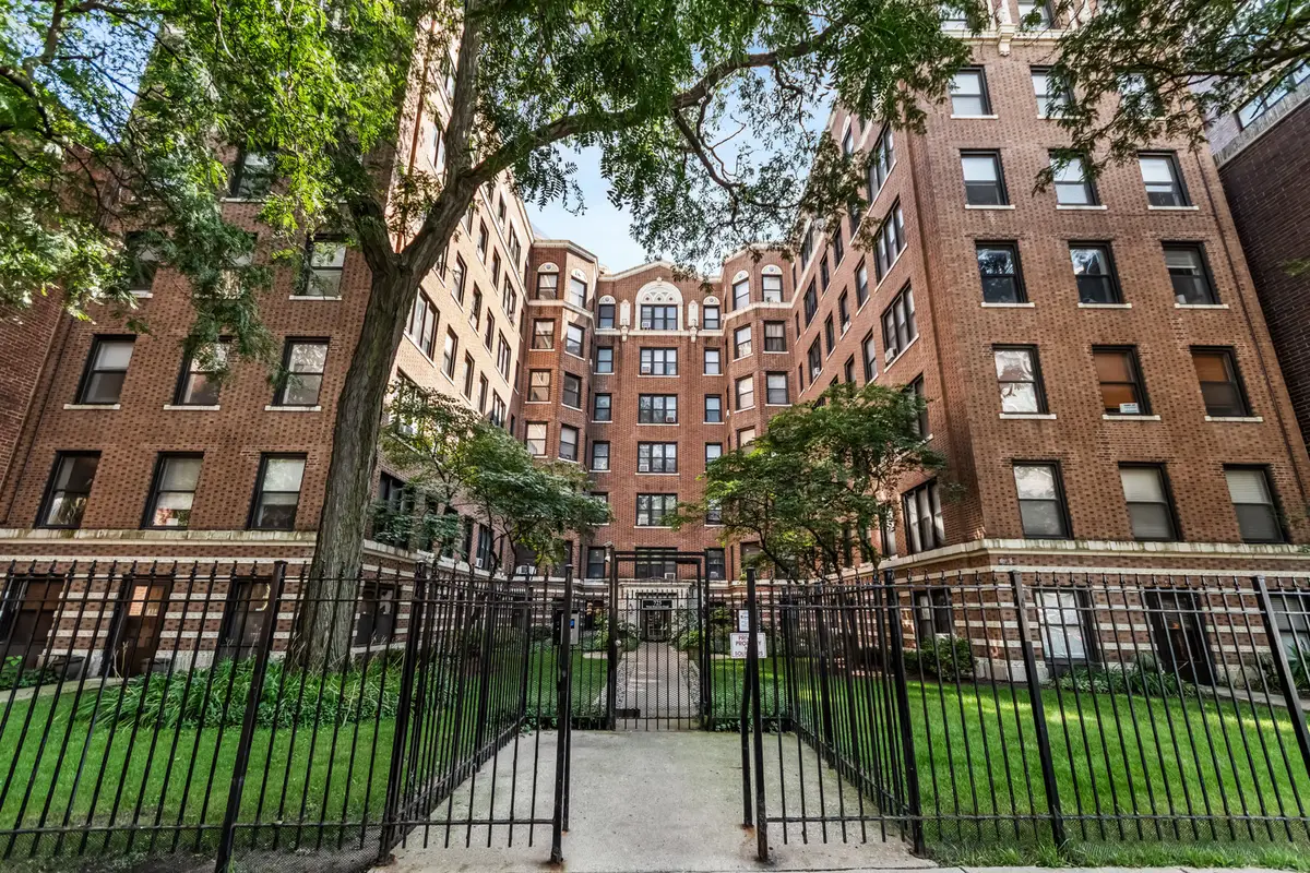 725 W Sheridan Road #204, Chicago, IL 60613 - #1