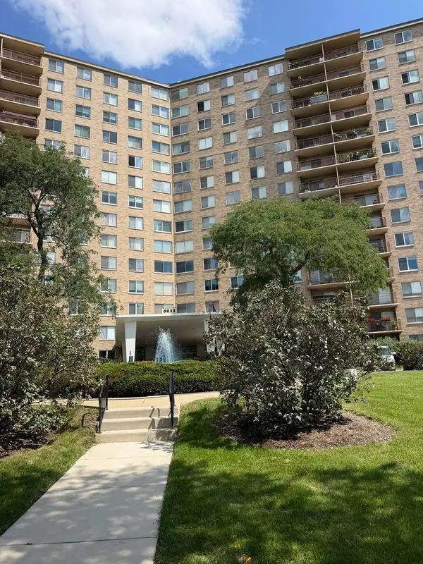 6833 N Kedzie Avenue #801, Chicago, IL 60645