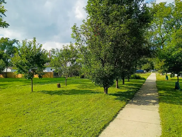 290 Woodbridge Road, Des Plaines, IL 60016