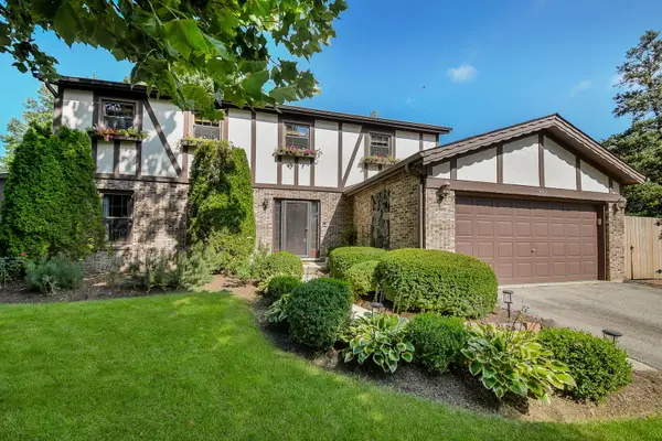 229 N Whispering Hills Drive, Naperville, IL 60540