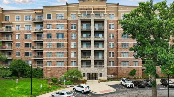125 Lakeview Drive #403, Bloomingdale, IL 60108