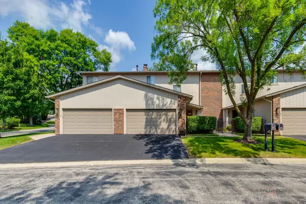 19W182 Ginny Lane #182, Oak Brook, IL 60523