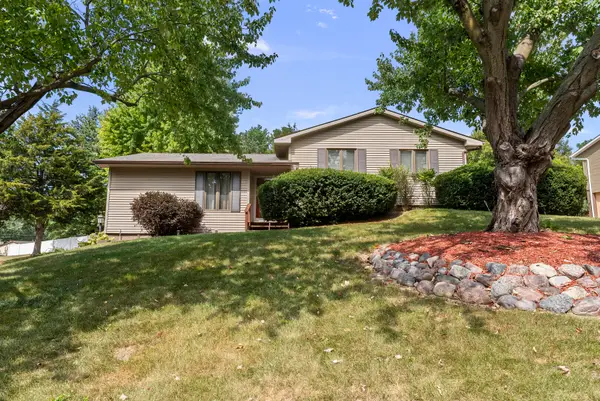 1714 Winding Hill Road, Davenport, IA 52807