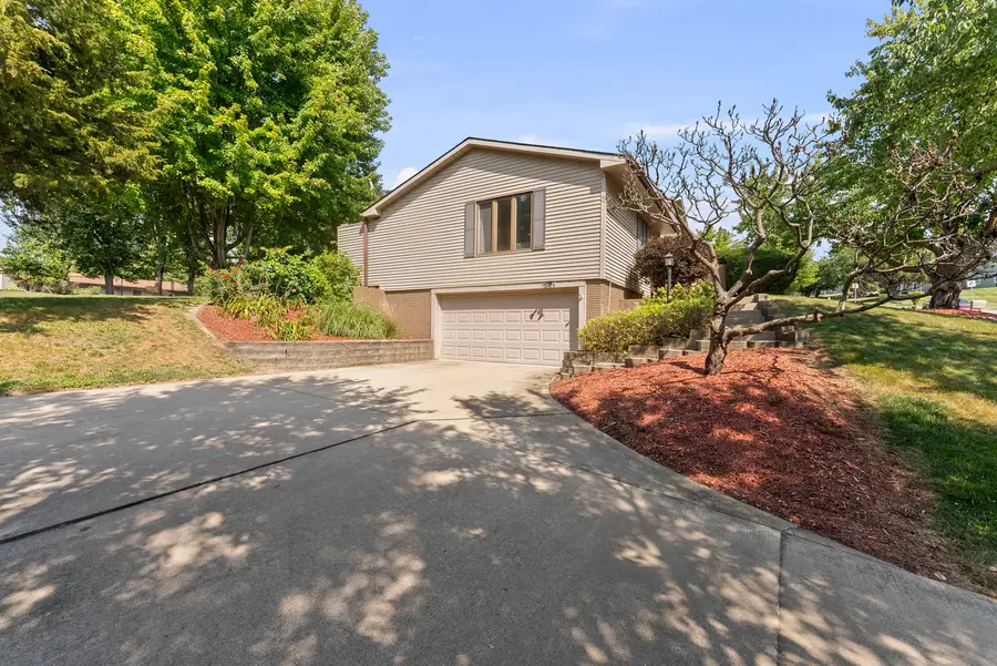 1714 Winding Hill Road, Davenport, IA 52807 - #2