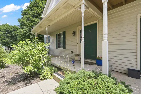 5 W Pheasant Trail #05, Lake In The Hills, IL 60156