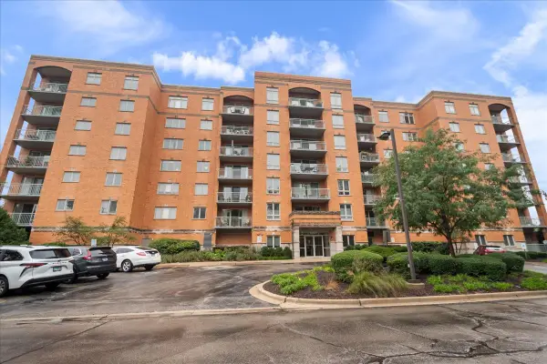 6801 N Milwaukee Avenue #402, Niles, IL 60714