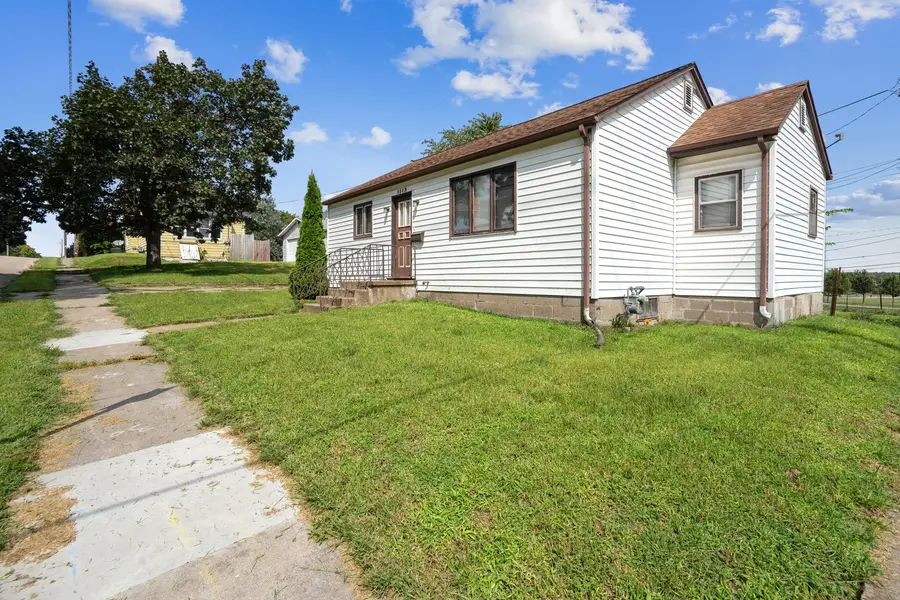 1113 S 6th Street, Clinton, IA 52732 - #2