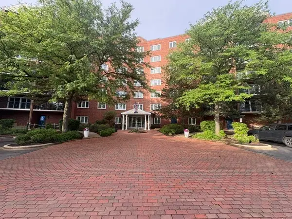 6701 N Milwaukee Avenue #303, Niles, IL 60714