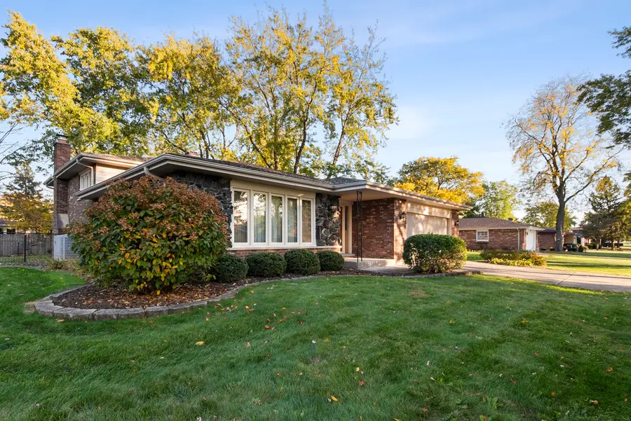 8571 Wood Vale Drive, Darien, IL 60561 - #2