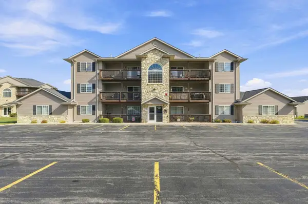 3213 S 16th Avenue #204, Eldridge, IA 52748