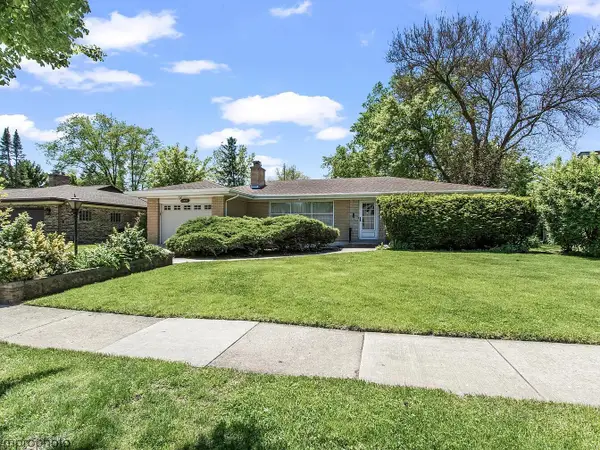 109 W Berkshire Lane, Mount Prospect, IL 60056