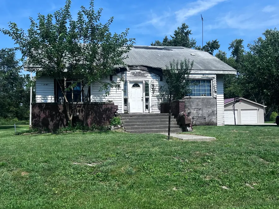 211 W 1st Street S, Clarence, IL 60960 - #3