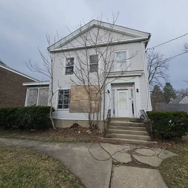 212 S Tryon Street, Woodstock, IL 60098