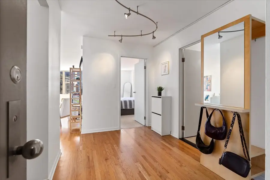 525 W Hawthorne Place #1007, Chicago, IL 60657 - #2