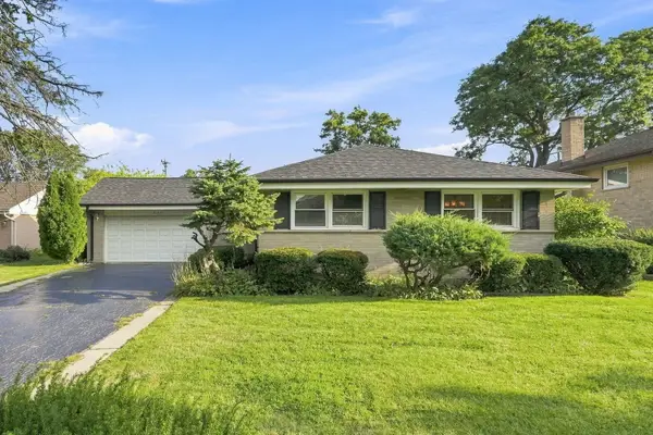 807 E Golfview Drive, Mount Prospect, IL 60056