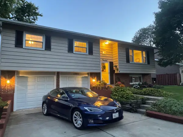 1205 E Ironwood Drive, Mount Prospect, IL 60056
