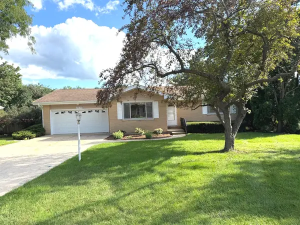 2323 Carriage Lane, Lindenhurst, IL 60046