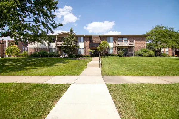 462 Raintree Drive #2A, Glen Ellyn, IL 60137