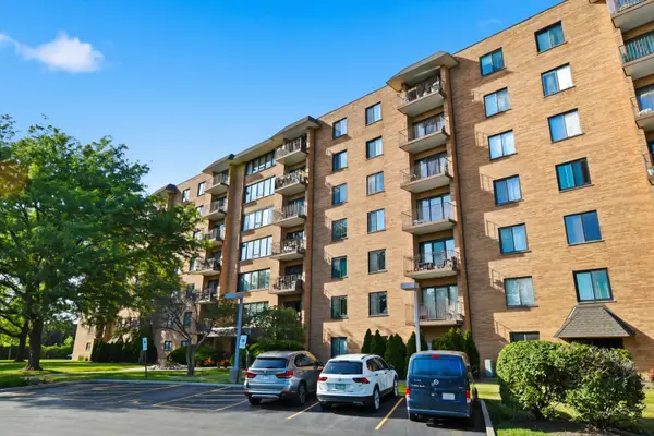 1747 W Crystal Lane #207, Mount Prospect, IL 60056