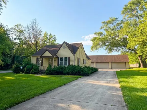 925 W Spring Street, South Elgin, IL 60177