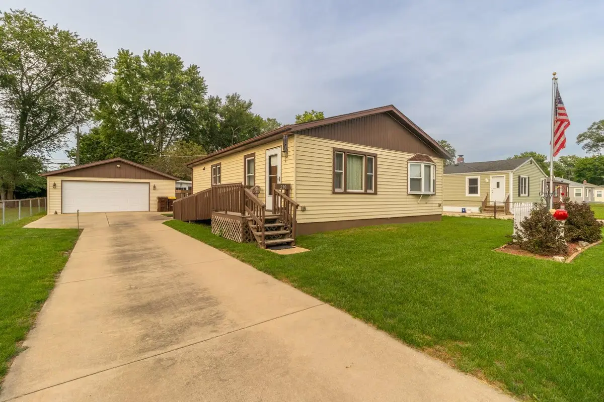 210 E Greenview Avenue, Machesney Park, IL 61115 - #1