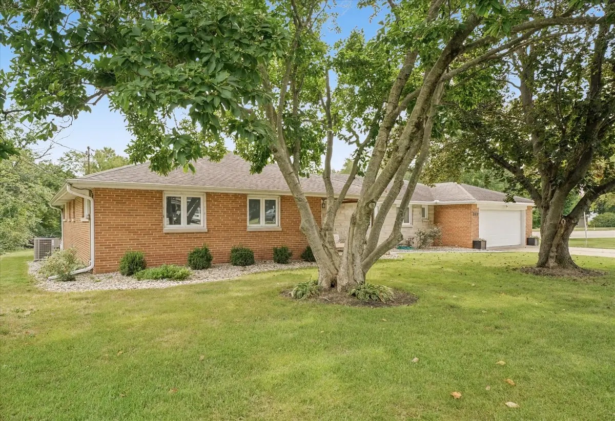 720 E High Street, Farmer City, IL 61842 - #1