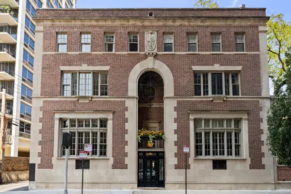 50 W Schiller Street #1G, Chicago, IL 60610