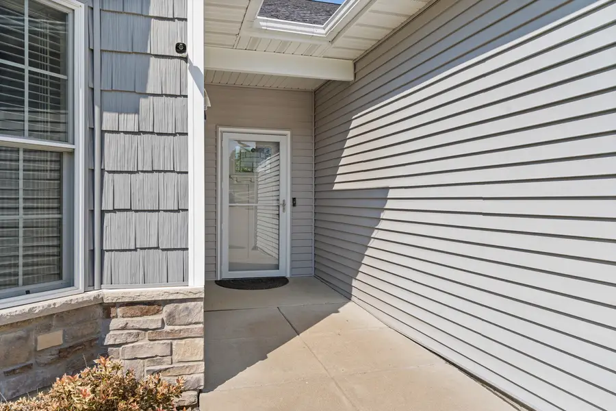 1600 Irish Woods Circle, Davenport, IA 52807 - #2