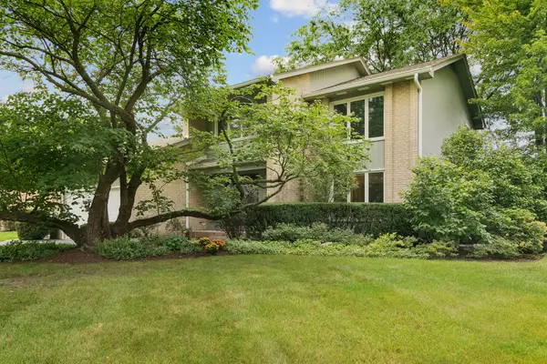 1310 Hidden Lake Drive, Buffalo Grove, IL 60089