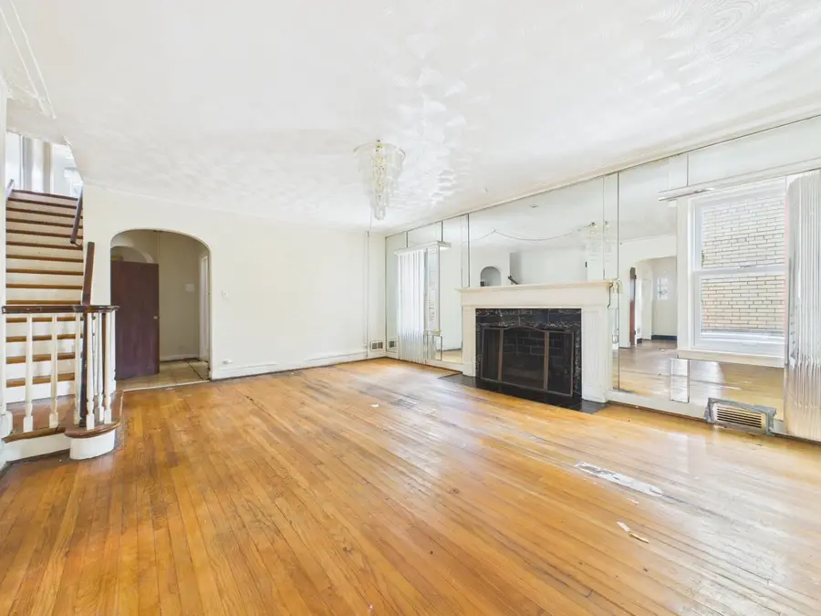 8156 S Paxton Avenue, Chicago, IL 60617 - #3
