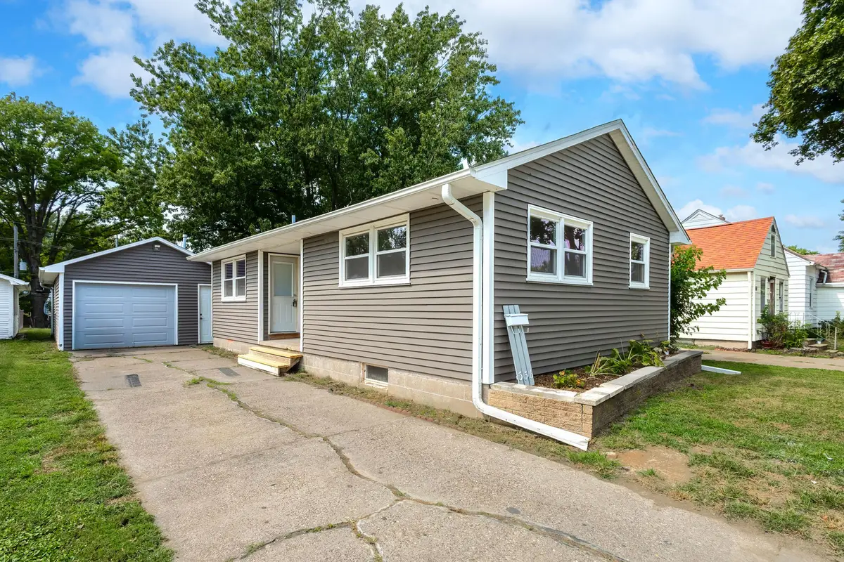 356 16th Street, Silvis, IL 61282 - #1