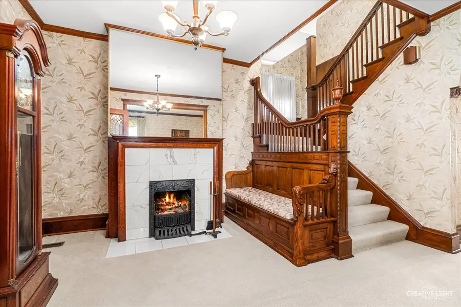 386 E Chicago Street, Elgin, IL 60120 - #3
