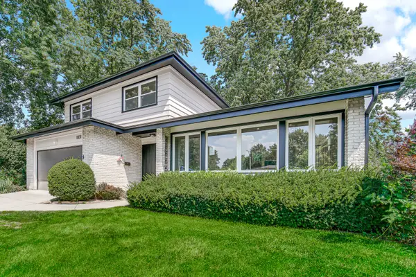 1831 N Rolling Lane, Arlington Heights, IL 60004