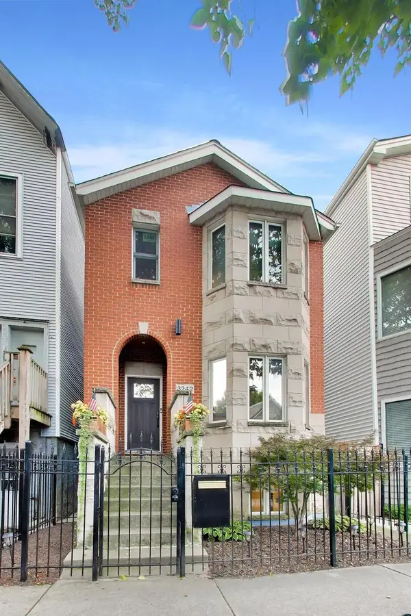 3242 N Leavitt Street, Chicago, IL 60618