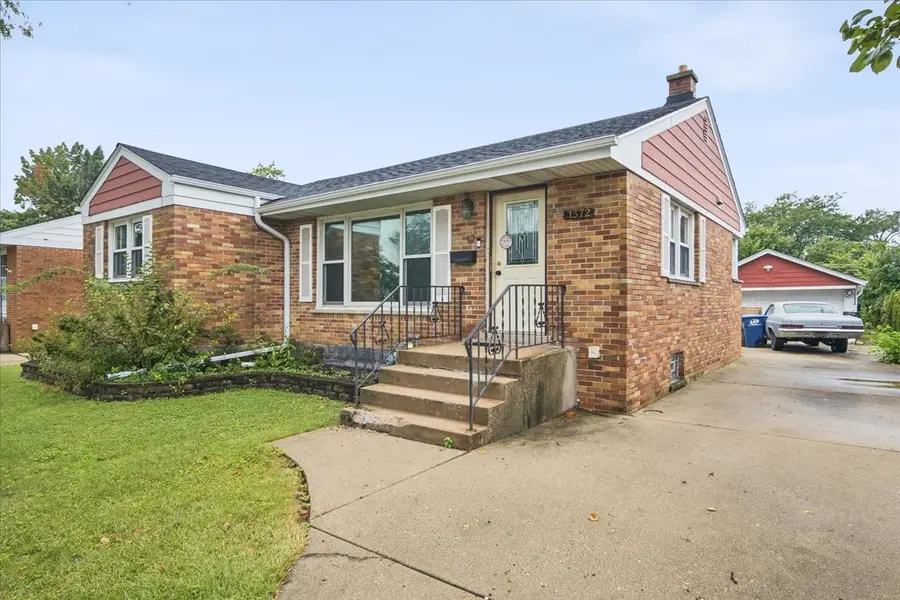 1372 S 6th Avenue, Des Plaines, IL 60018 - #2