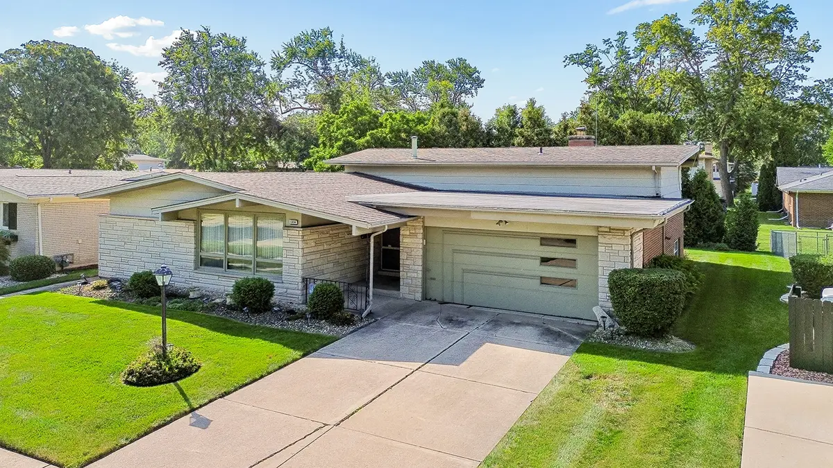 1050 W Strieff Lane, Glenwood, IL 60425 - #1