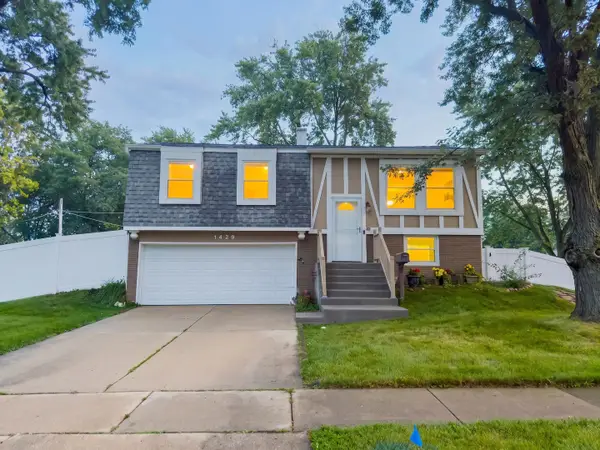 1429 N Green Meadows Boulevard, Streamwood, IL 60107